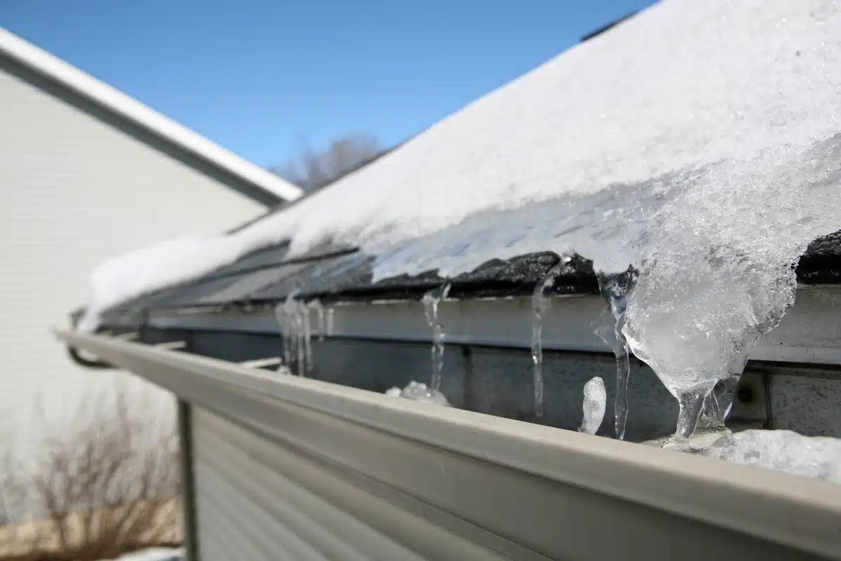 does roof raking prevent ice dams: melting ice on roof